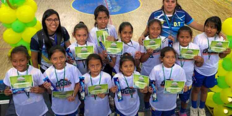 La U-10 de baloncesto triunfó en Cayambe