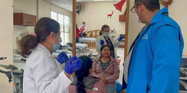 ORELLANA: Audífonos para pacientes con discapacidad auditiva