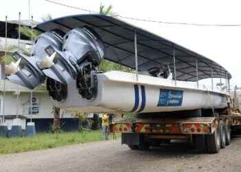 SUCUMBIOS: Playas de Cuyabeno recibió canoa de fibra debidamente equipada