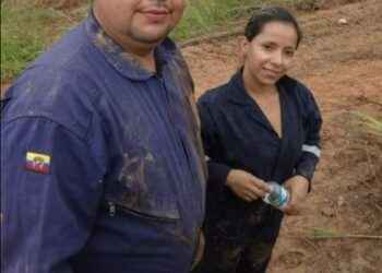 MUJERES LUCHADORAS – GÓMEZ SE ENCARGA DE ARREGLAR EL SISTEMA DE AIRE ACONDICIONADO EN LOS VEHÍCULOS