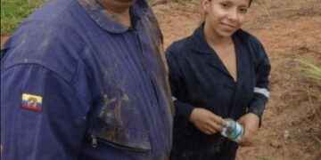 MUJERES LUCHADORAS – GÓMEZ SE ENCARGA DE ARREGLAR EL SISTEMA DE AIRE ACONDICIONADO EN LOS VEHÍCULOS