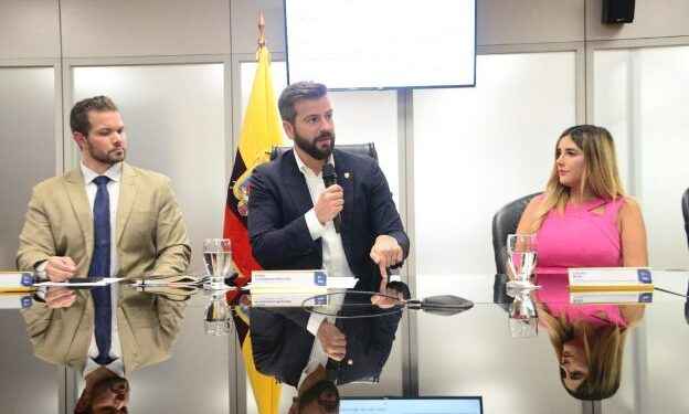 ACTUALIDAD >< GOBIERNOS SECCIONALES RECIBIRÁN 5,5% MÁS DE RECURSOS, DE PARTE DEL MINISTERIO DE ECONOMÍA