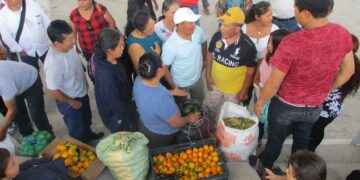 POBLADORES DE PUERTO LIBRE Y PIMAMPIRO, INTERCAMBIAN PRODUCTOS MEDIANTE LA MODALIDAD DEL TRUEQUE