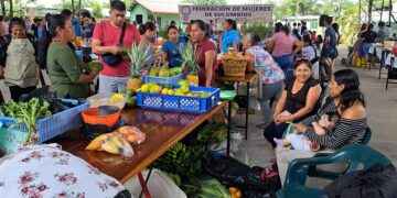 FERIA AGROECOLÓGICA, CON LA PRESENCIA DE MUJERES DE LA COMUNIDAD PURUHAES.