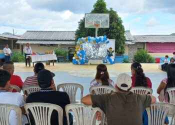 Niños y niñas de la Escuela Cayambe se gradúan con honores