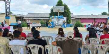 Niños y niñas de la Escuela Cayambe se gradúan con honores