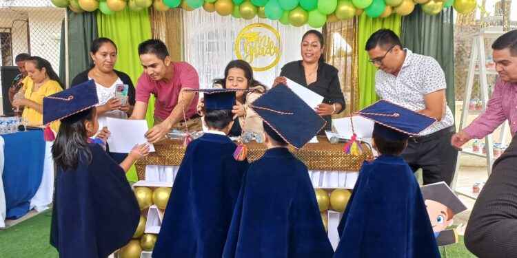 Centro educativo Marcia Altamirano celebra a sus graduados