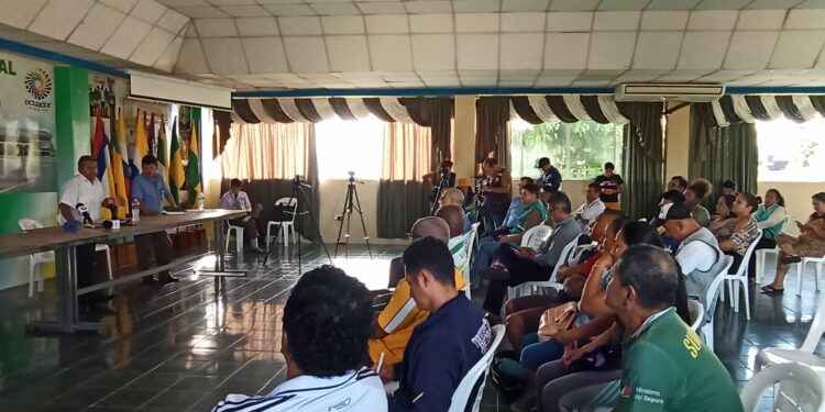 Reunión de trabajo en FedeSucumbíos para evaluar problemas