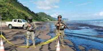 Playa de Esmeraldas afectada por derrame de petróleo