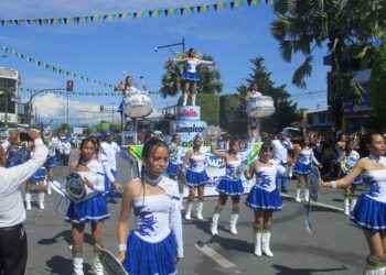 Desfile y sesión solemne al cierre de fiestaspor los 33 años de Cascales
