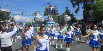 Desfile y sesión solemne al cierre de fiestaspor los 33 años de Cascales