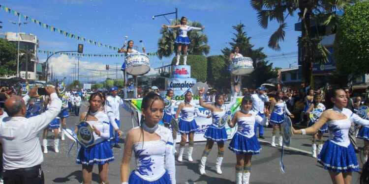 Desfile y sesión solemne al cierre de fiestaspor los 33 años de Cascales