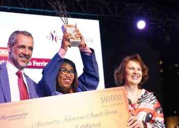 Alexandra Angulo Ferrín, mejor maestra del año