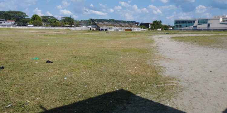 G. A. D. de Lago Agrio realiza mantenimiento del Estadio Federativo.