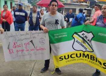 Sindicato de Trabajadores de Fedesucumbíos realizaron plantón en reclamo de sus haberes.