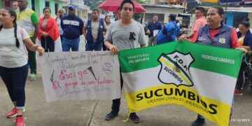 Sindicato de Trabajadores de Fedesucumbíos realizaron plantón en reclamo de sus haberes.