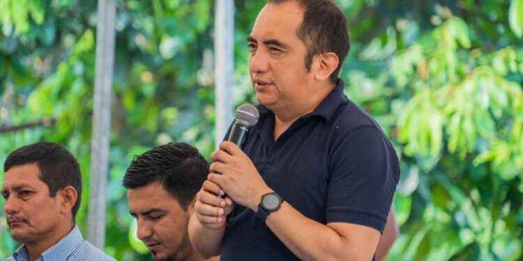 Prefecto Yofre Poma impulsa electrificación en la Comunidad 20 de Septiembre.