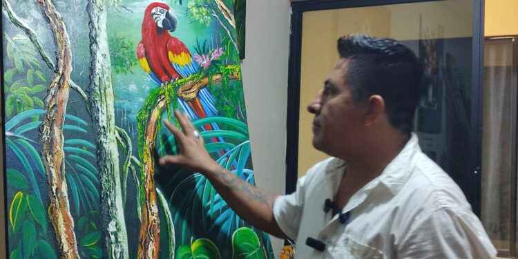 Efrén Calva se dedica al arte plástico labor que la realiza como su emprendimiento.