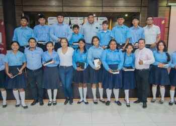 El Gobierno Provincial de Orellana entrega tablets a estudiantes de la provincia.