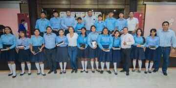 El Gobierno Provincial de Orellana entrega tablets a estudiantes de la provincia.