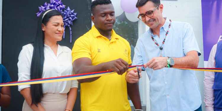 Junior Angulo deportista de Sucumbíos recibió una casa en Shushufindi.