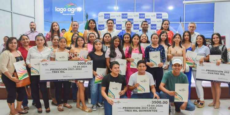 Alcaldía de Lago Agrio entrego becas a estudiantes del cantón.
