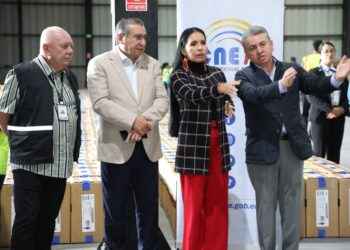 CNE inicia distribución de paquetes electorales del Referéndum y Consulta Popular 2024 hacia el exterior.