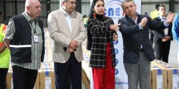 CNE inicia distribución de paquetes electorales del Referéndum y Consulta Popular 2024 hacia el exterior.