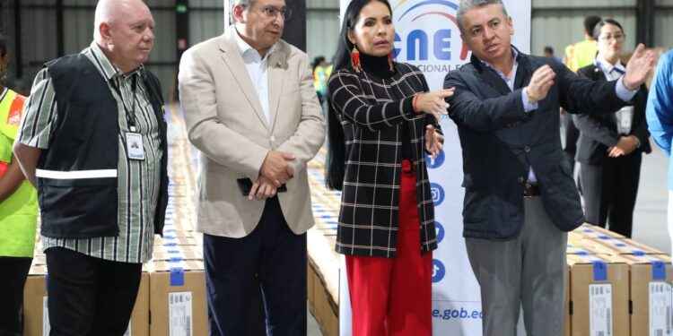 CNE inicia distribución de paquetes electorales del Referéndum y Consulta Popular 2024 hacia el exterior.