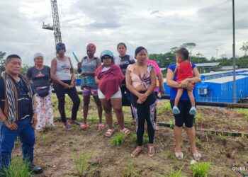 Moradores del barrio 25 de Febrero presentan protesta ante Petroecuador.