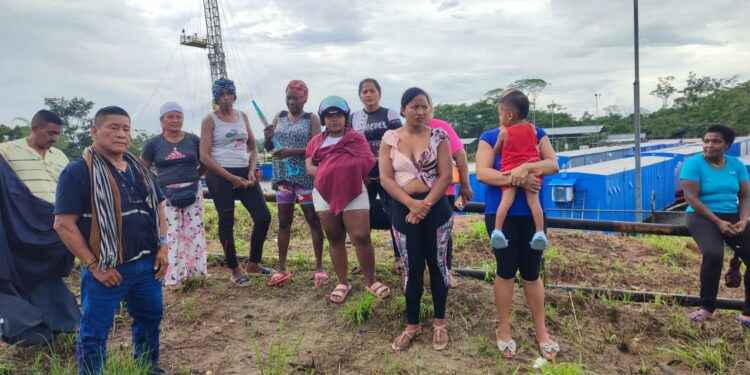 Moradores del barrio 25 de Febrero presentan protesta ante Petroecuador.