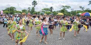 Unidad Educativa Camilo Gallegos realizo danzas por su aniversario.