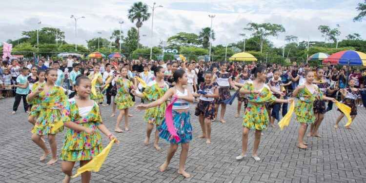 Unidad Educativa Camilo Gallegos realizo danzas por su aniversario.