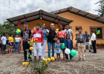 Prefecto de Sucumbíos brindo apoyo a madre de escasos recursos.