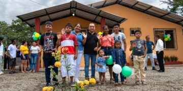 Prefecto de Sucumbíos brindo apoyo a madre de escasos recursos.