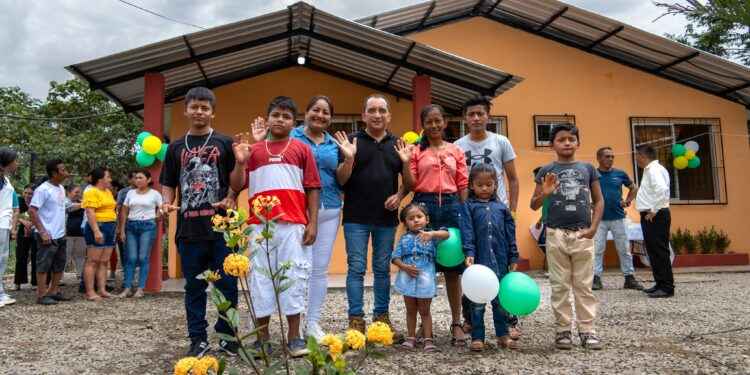 Prefecto de Sucumbíos brindo apoyo a madre de escasos recursos.
