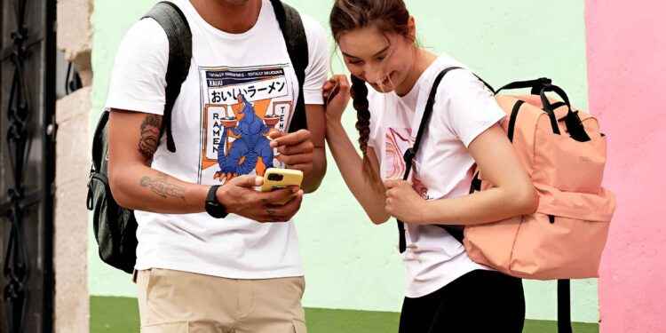 ¿Qué buscan los centennials al momento de elegir sus accesorios para ir a clases?