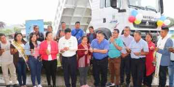Prefectura de Napo entrego una volqueta al GAD Parroquial Cotundo.