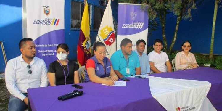 Dos ambulancias para Sucumbíos entrego el Ministerio de Salud Pública.