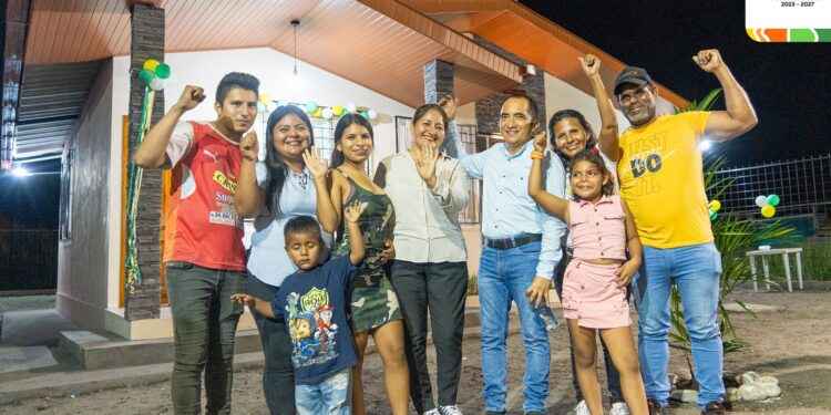 Prefectura de Sucumbíos entrego la quinta vivienda social.