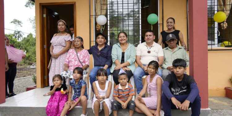 Prefecto Yofre Poma y su esposa Patricia Cuenca, hacen realidad un nuevo sueño de casa digna.
