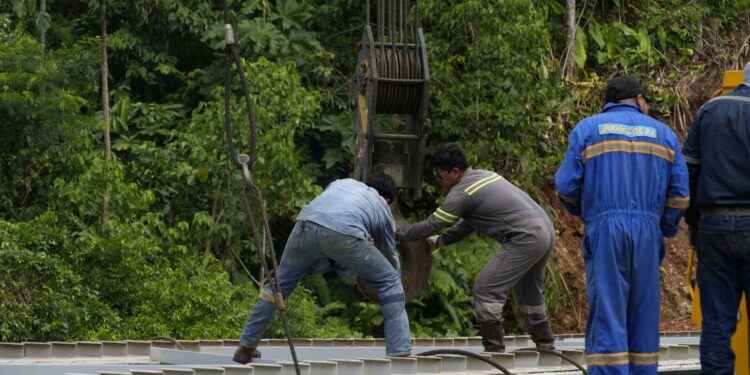 Prefectura de Sucumbíos construye puente en el Río Pusino.