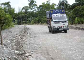 Prefectura de Sucumbíos realiza asfaltado de 4.4 km en Gonzalo Pizarro.