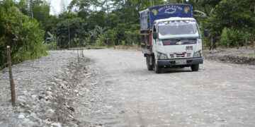 Prefectura de Sucumbíos realiza asfaltado de 4.4 km en Gonzalo Pizarro.
