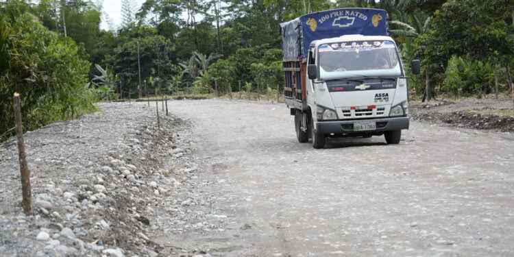 Prefectura de Sucumbíos realiza asfaltado de 4.4 km en Gonzalo Pizarro.