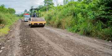 Prefectura de Sucumbíos cumple cronograma de mantenimiento vial en la parroquia El Eno.