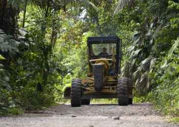 Prefectura de Sucumbíos cumple con el cronograma de mantenimiento vial en Gonzalo Pizarro.