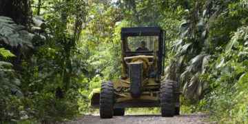 Prefectura de Sucumbíos cumple con el cronograma de mantenimiento vial en Gonzalo Pizarro.