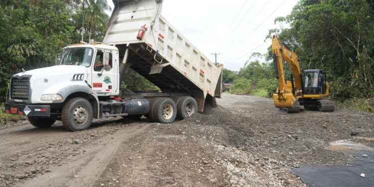 Pacayacu se beneficia con obra de asfalto.
