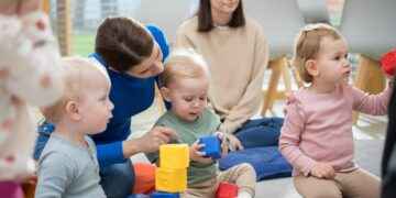 El poder del bilingüismo temprano: Beneficios y consejos para incorporar el inglés en la vida de un bebé.